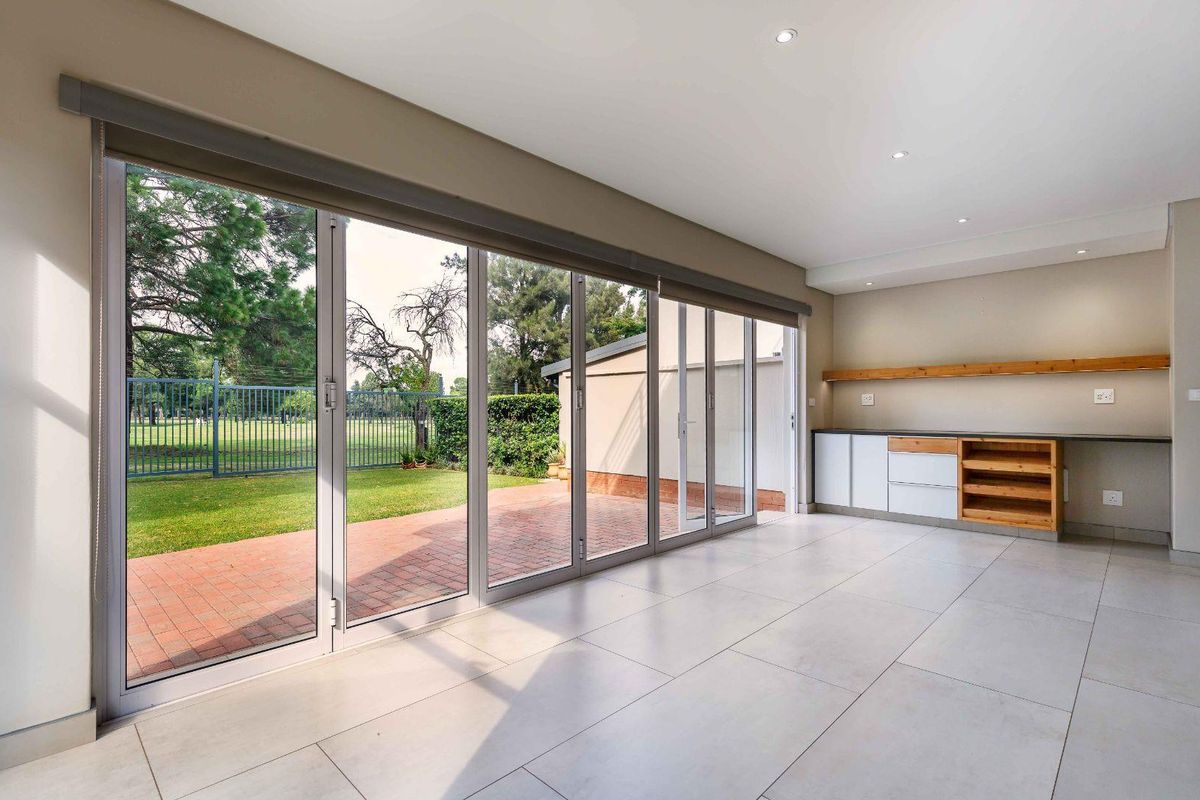 Large corner home in the popular Taemane Golf View Estate - Moreleta Park - Photo 5