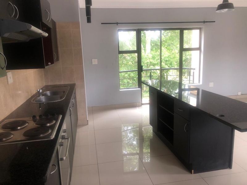 Standalone bachelor apartment with golf course views – modern living in a premium estate - Photo 2