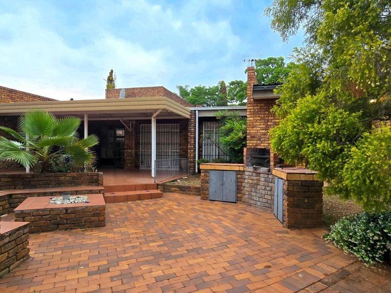 Future-Ready Family Living: Versatile 5-Bed House with Study and Premium Outdoor Spaces - Photo 2