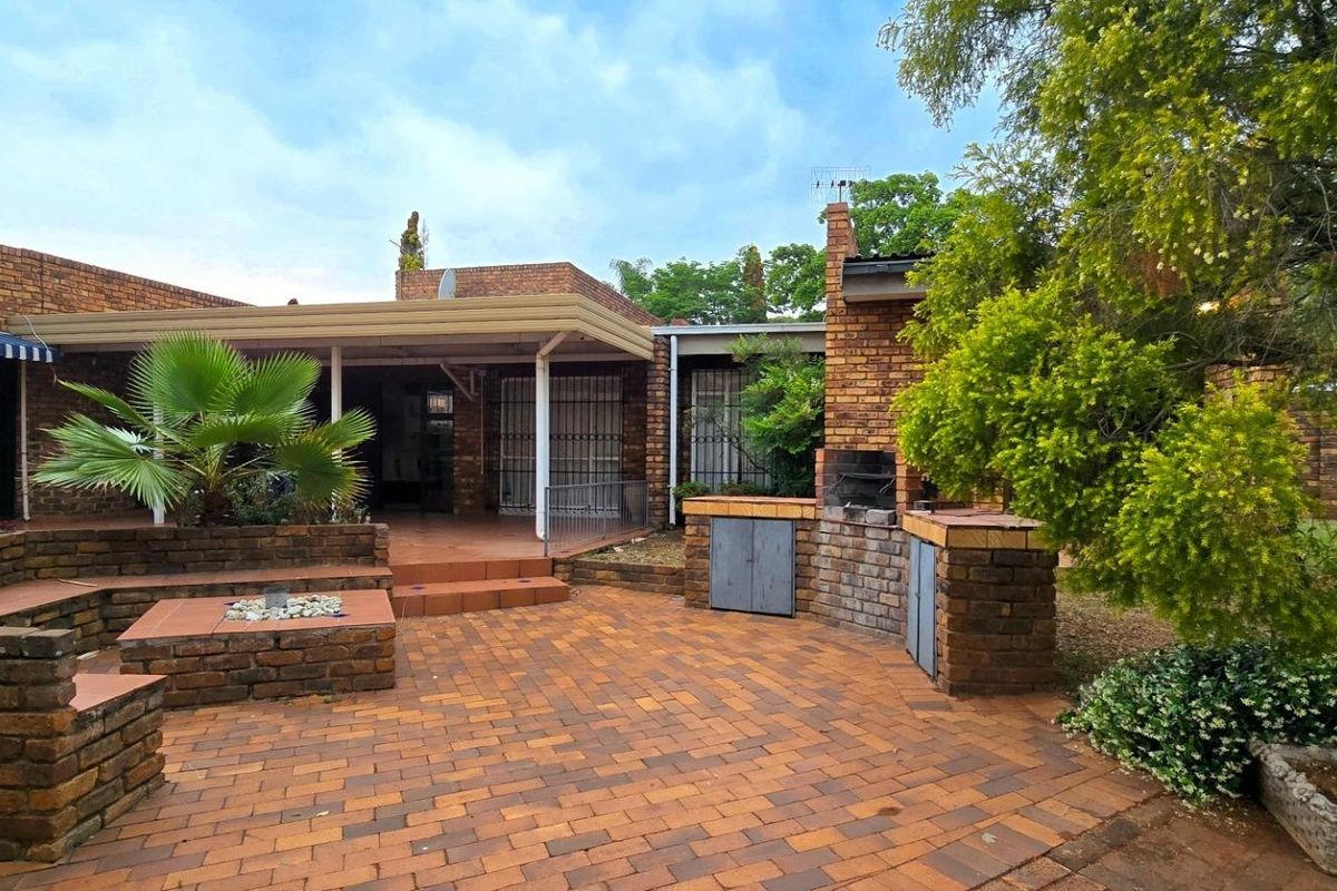 Future-Ready Family Living: Versatile 5-Bed House with Study and Premium Outdoor Spaces - Photo 2