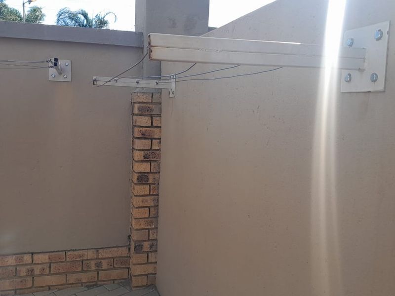 Stunning 2 bedroom unit in secure complex - Photo 10