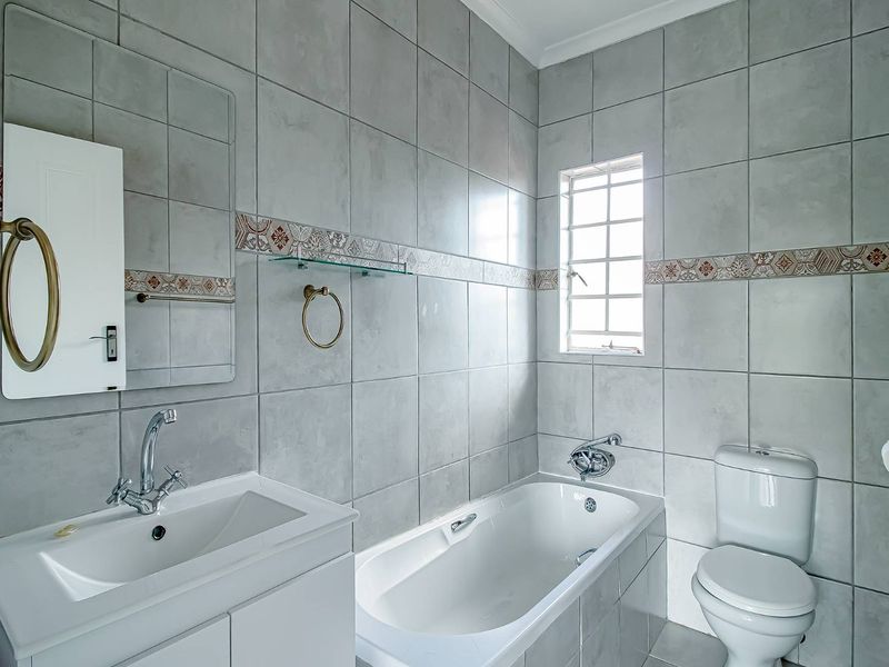 2 Bedroom 2 Bathroom Apartment - Photo 6