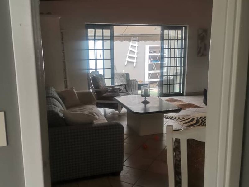 For sale - Vineta's Finest: Elegant 4-Bedroom Home with Top Amenities! - Photo 5