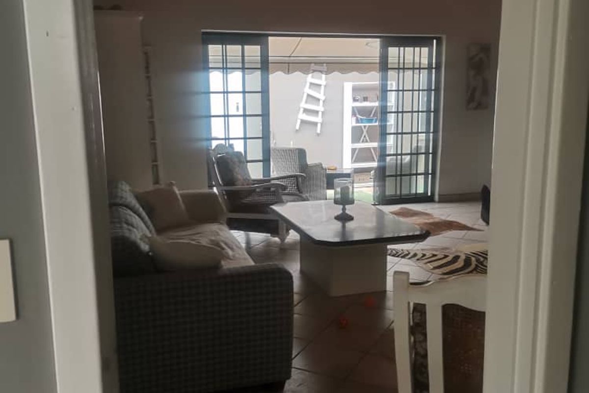 For sale - Vineta's Finest: Elegant 4-Bedroom Home with Top Amenities! - Photo 5