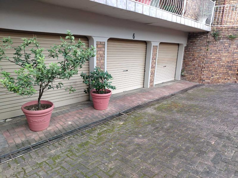 Family home with work from home facilities - Photo 3