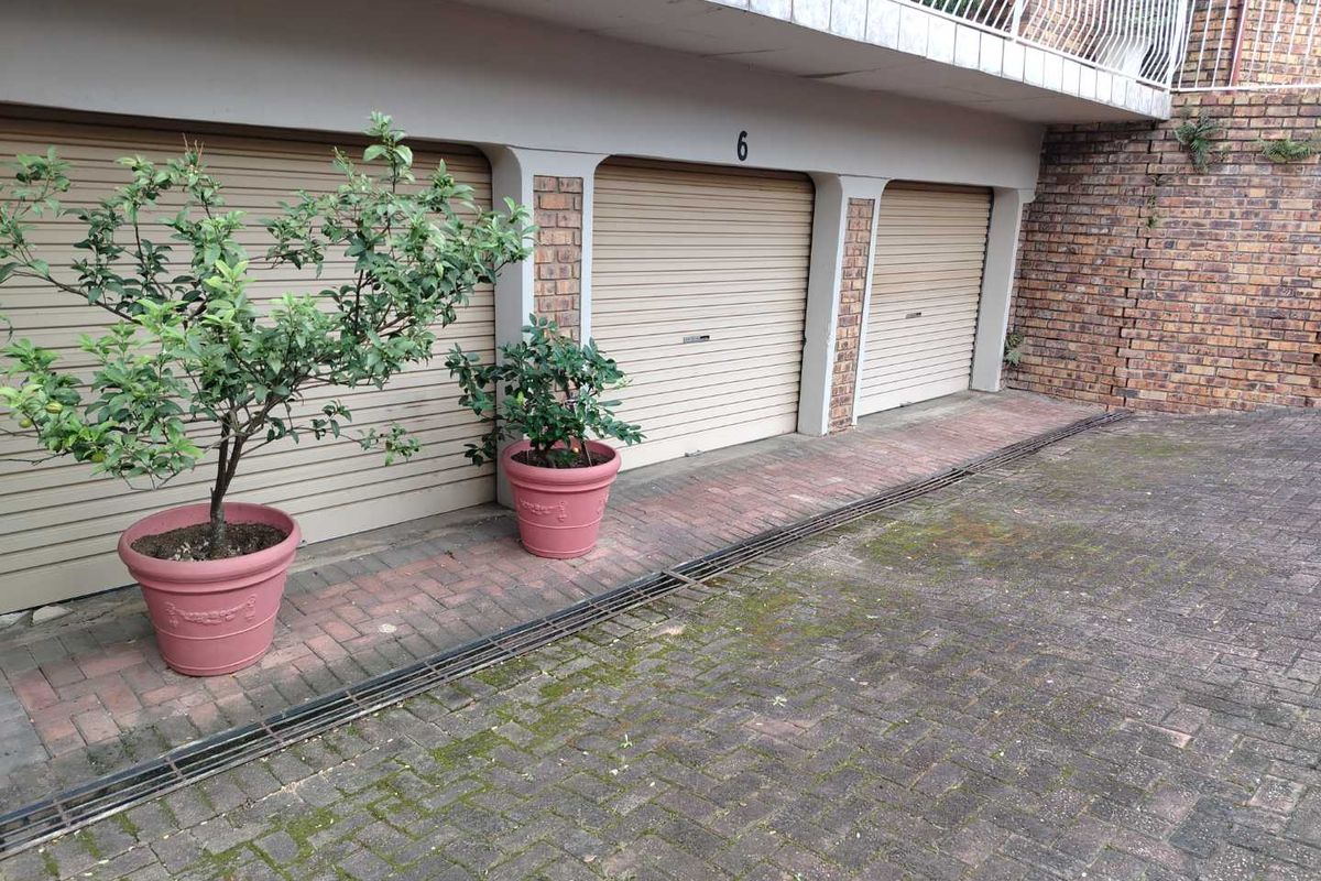 Family home with work from home facilities - Photo 3