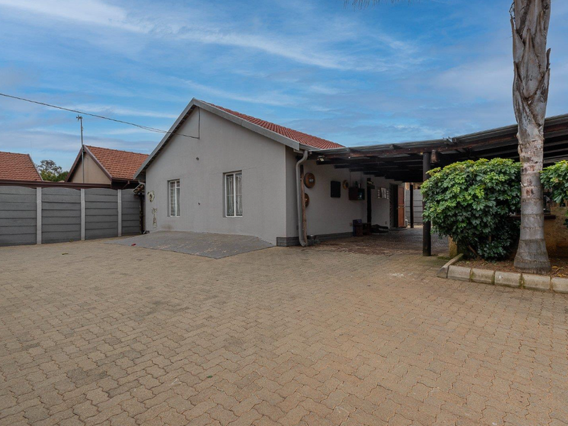 Spacious Family Home with a Separate Granny Flat in General Albertspark - Photo 2