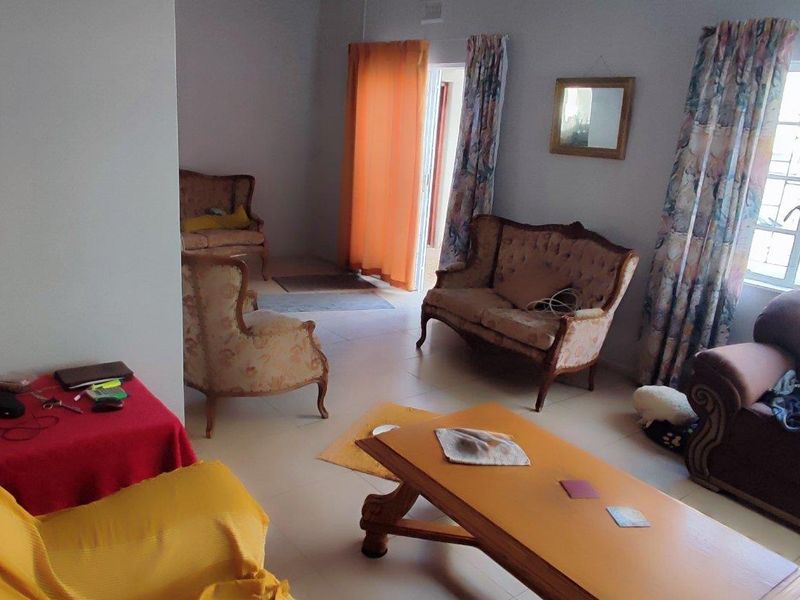 Spacious home on shared property with occupied garden cottage - Photo 6