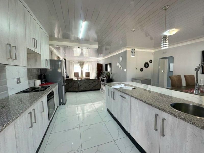 3 Bedroom House for Sale in Kibler Park with Flatlet - Photo 2