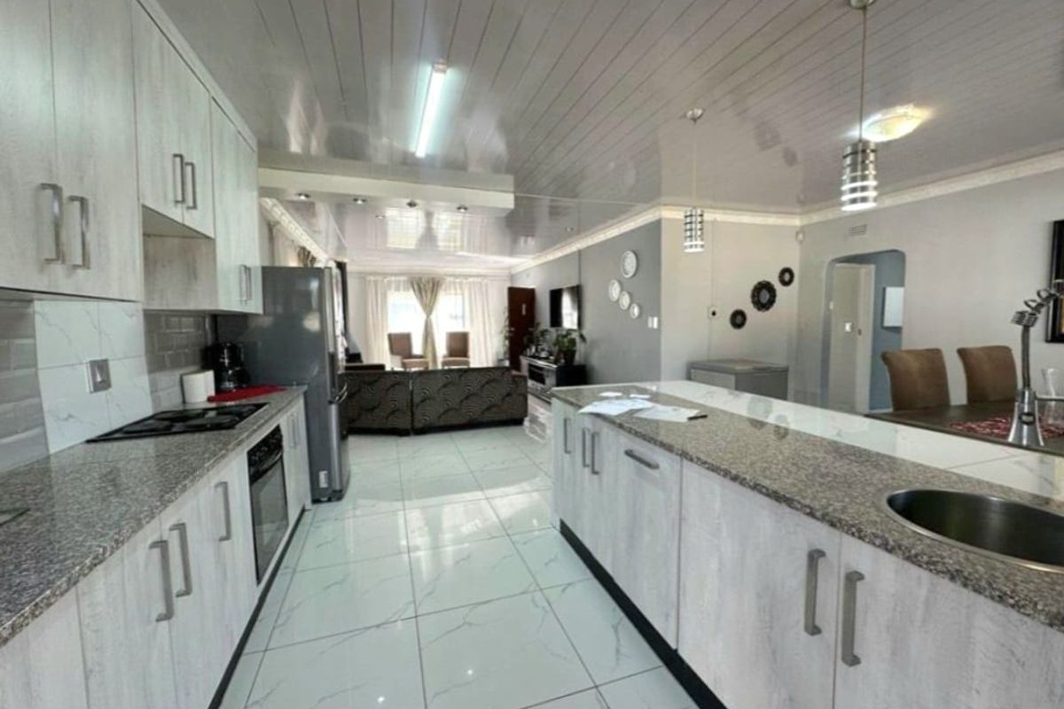 3 Bedroom House for Sale in Kibler Park with Flatlet - Photo 2
