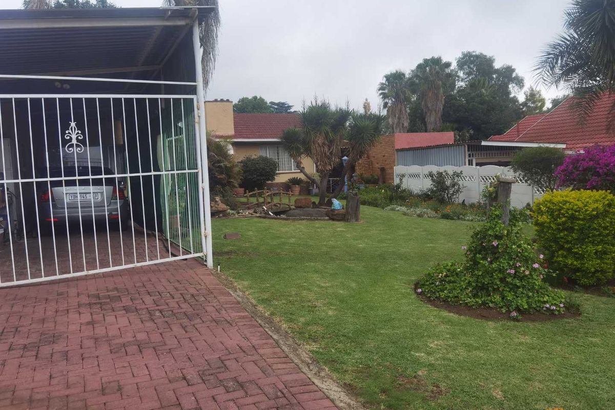 Large family home for sale in enclosed area in Edleen - Photo 4