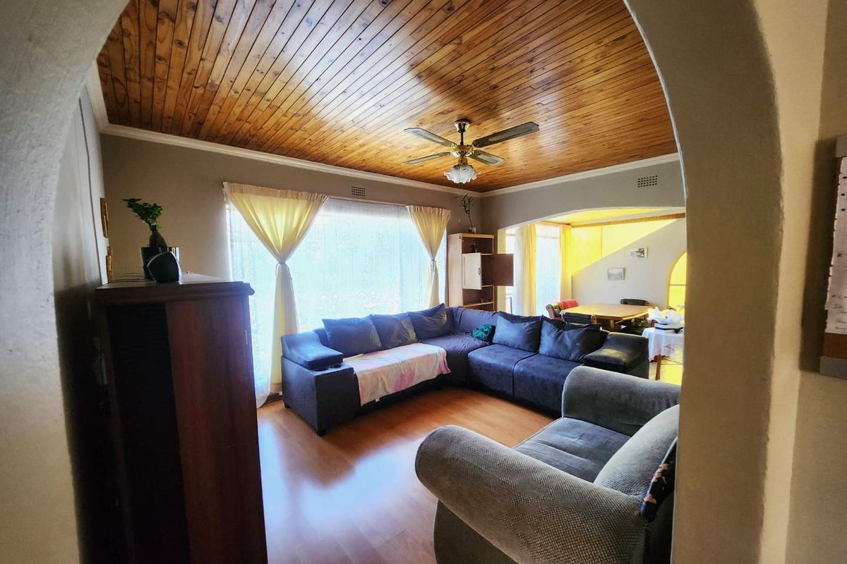 Solid 4-bedroom welcoming Golden Oldie family home in Verwoerdpark - Photo 5