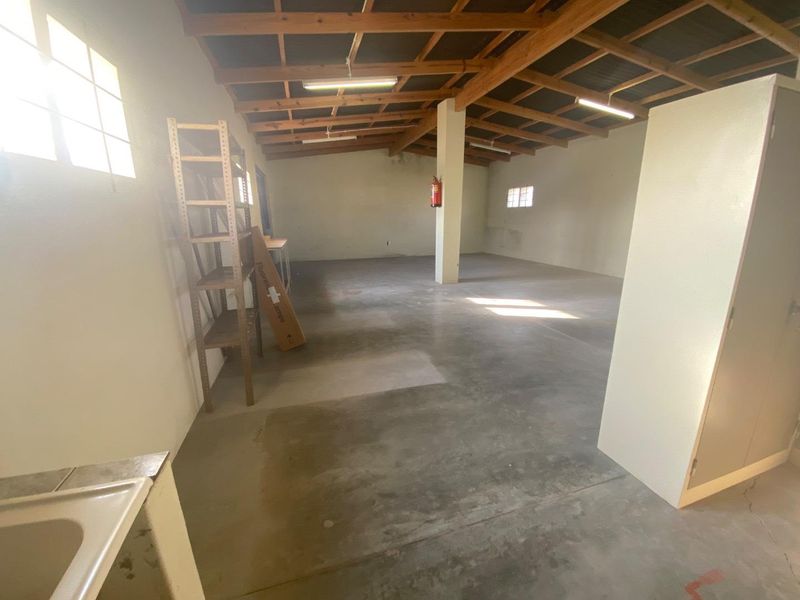 Warehouse with double garage and 2 bedroom house - Photo 3