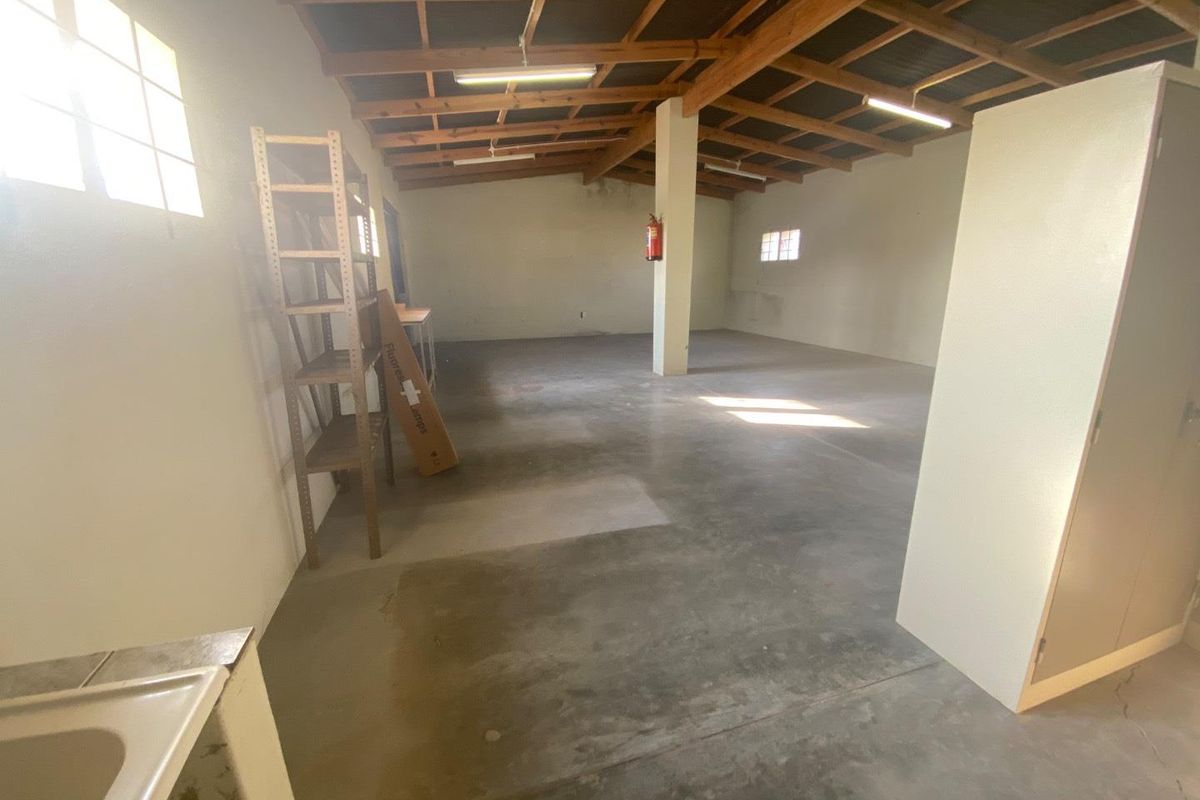 Warehouse with double garage and 2 bedroom house - Photo 3