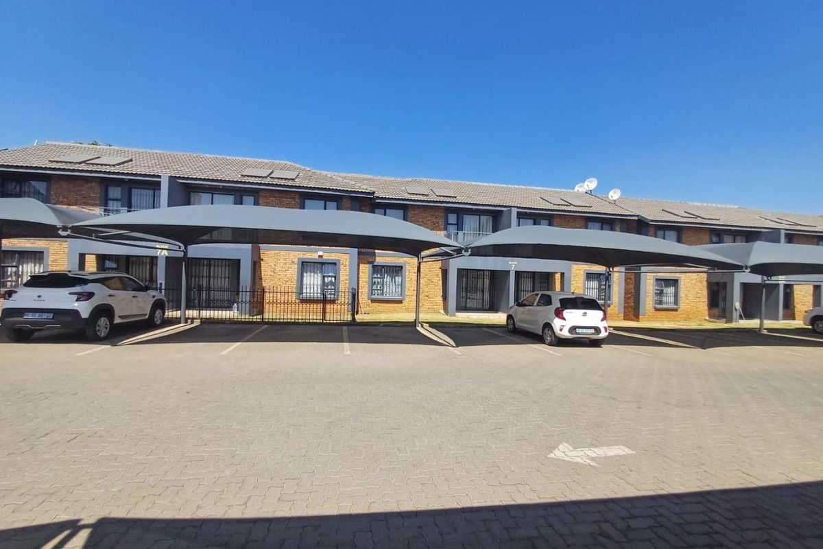 Modern First-Floor Living with Exceptional Views - Photo 3