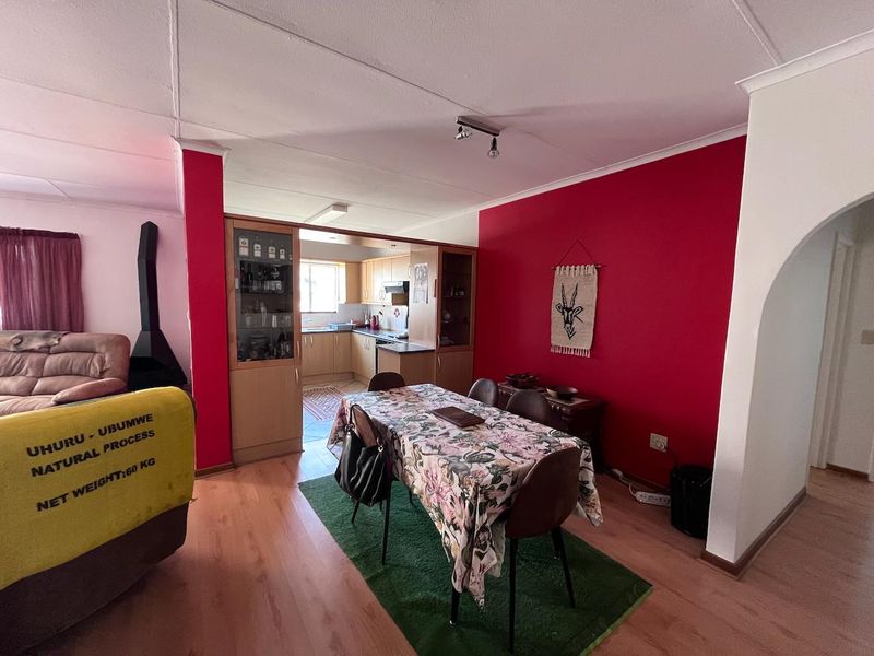 Corner Unit with extra spacious garden - Photo 3