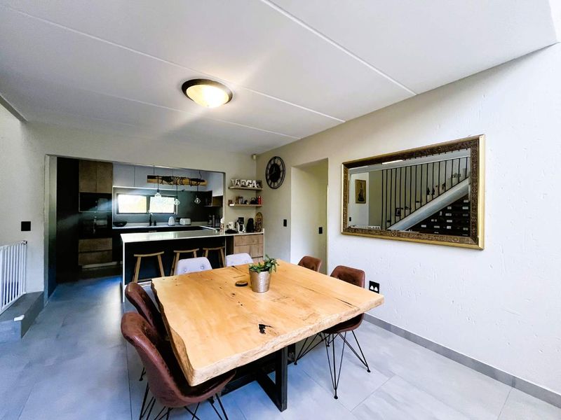 Modern Contemporary Living with Everyday Convenience - Photo 5