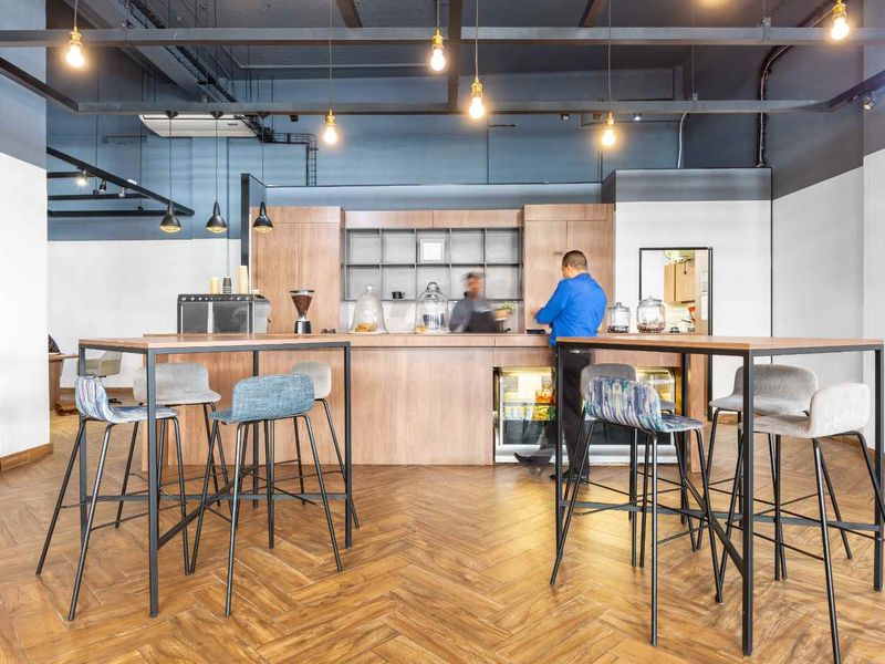 24/7 access to designer office space for 4 persons in Spaces 50 Long Street. - Photo 7