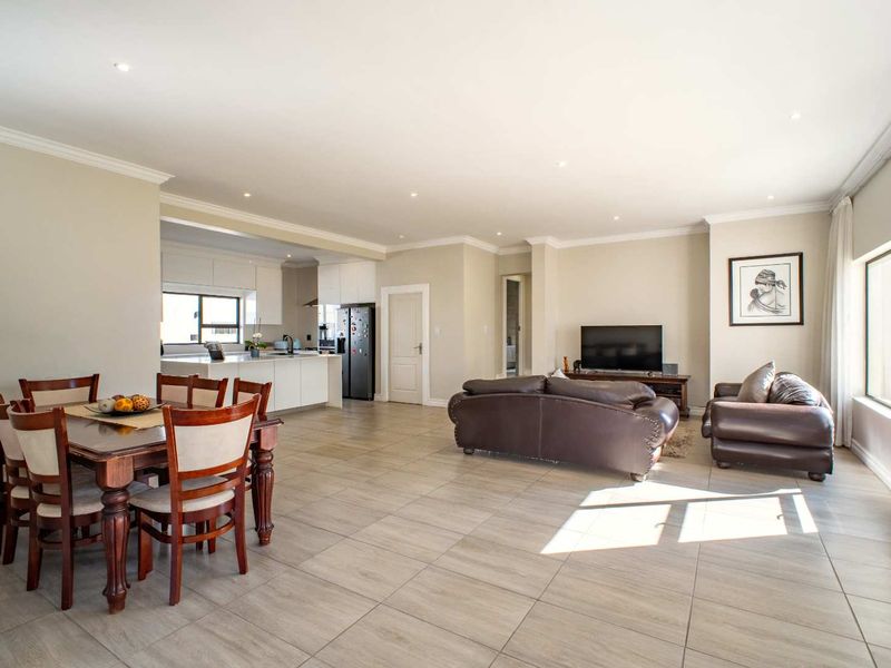 Four Bedroom Family Home in Blue Valley Golf Estate - Photo 8