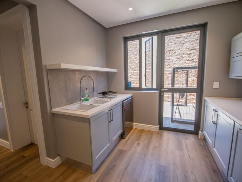 AM Weinberg Villa – Luxury Living in a Serene Suburb - Photo 10