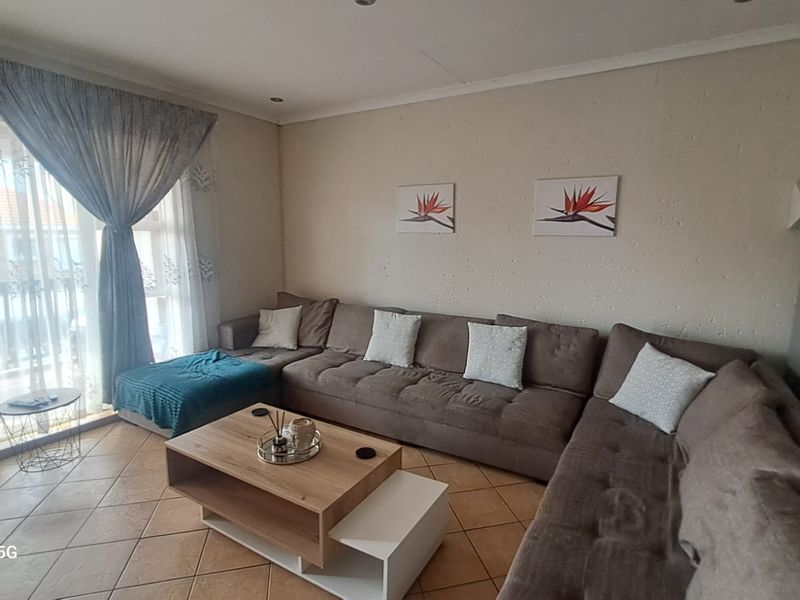 Upstairs 2 Bedroom/2 Bathroom Apartment - Photo 4