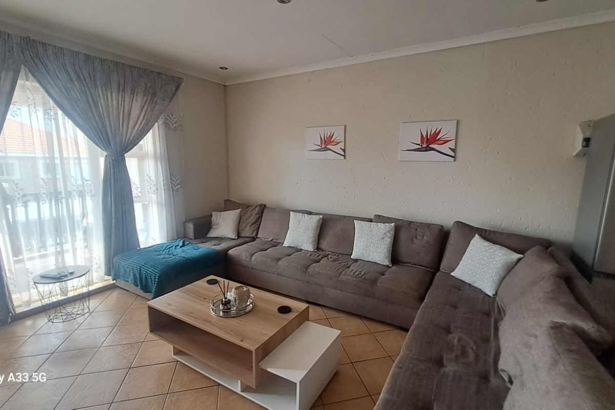 Upstairs 2 Bedroom/2 Bathroom Apartment - Photo 4