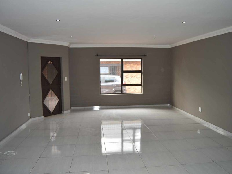 Modern Three Bedroom Cluster For Sale in Brackenhurst - Photo 10