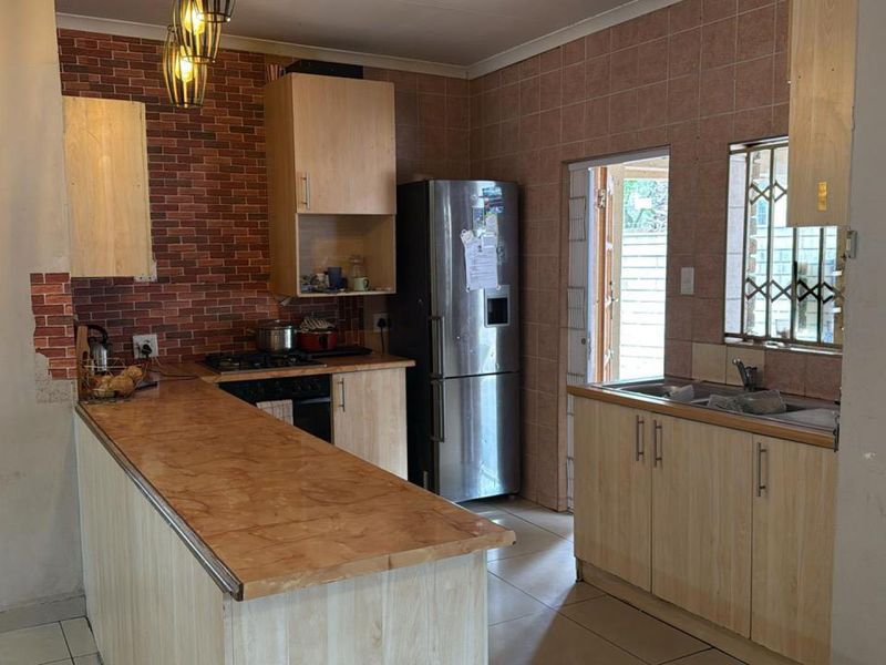 THE REEDS - 6 BEDROOM HOUSE WITH 3 BACHELOR FLATLETS - Photo 5