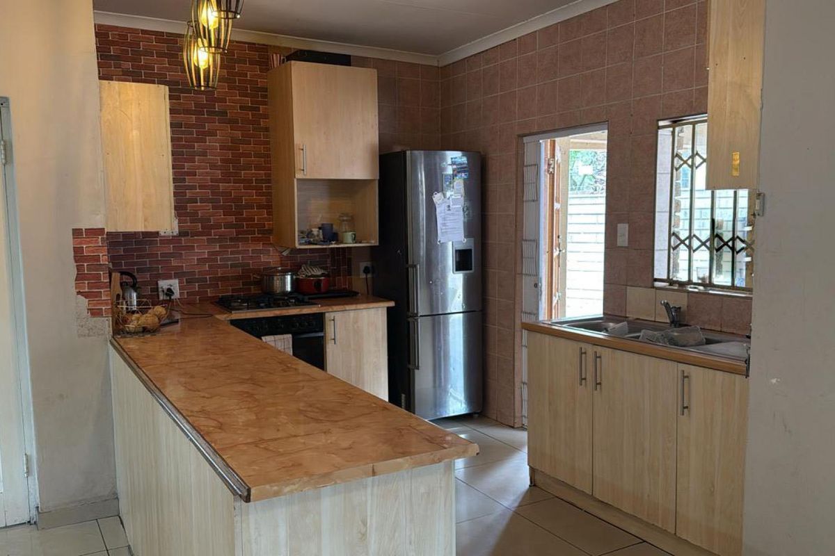THE REEDS - 6 BEDROOM HOUSE WITH 3 BACHELOR FLATLETS - Photo 5