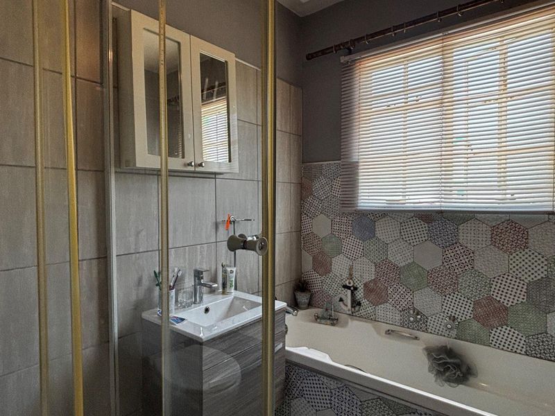 Beautifully Renovated 2-Bedroom Unit in a Sought-After Complex - Photo 7