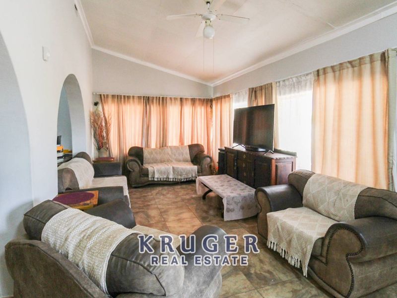 🏡 SPACIOUS FAMILY HOME WITH FLAT & ENTERTAINMENT AREAS FOR SALE IN OUTJO 🏡 - Photo 6