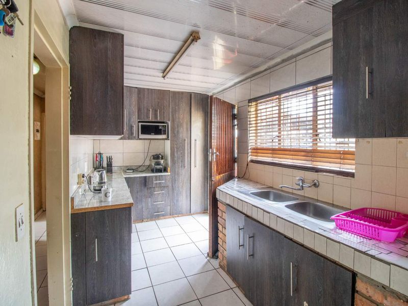 Fix-Me-Up 3 Bedroom house with pool For Sale - Photo 9