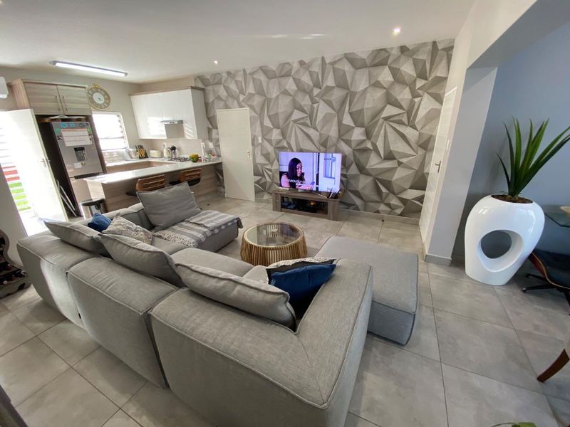 Modern & Chic 3-Bedroom Duplex – Stylish Comfort Awaits - Photo 7