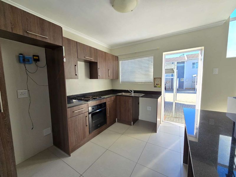 Cosy 2-Bedroom Duplex Apartment in the Beautiful The Oaks Complex - Photo 5