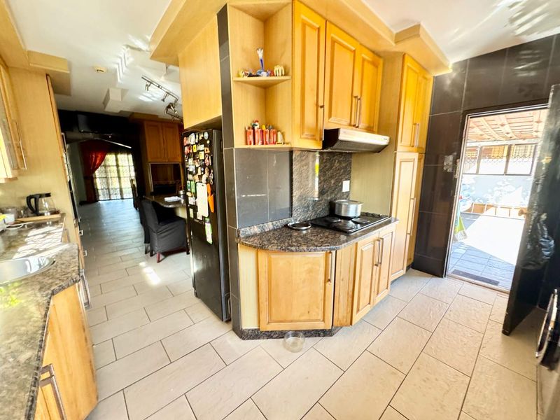 Hendra Estates - Exquisite Large Family Home For Rent In Somerset Park! - Photo 7
