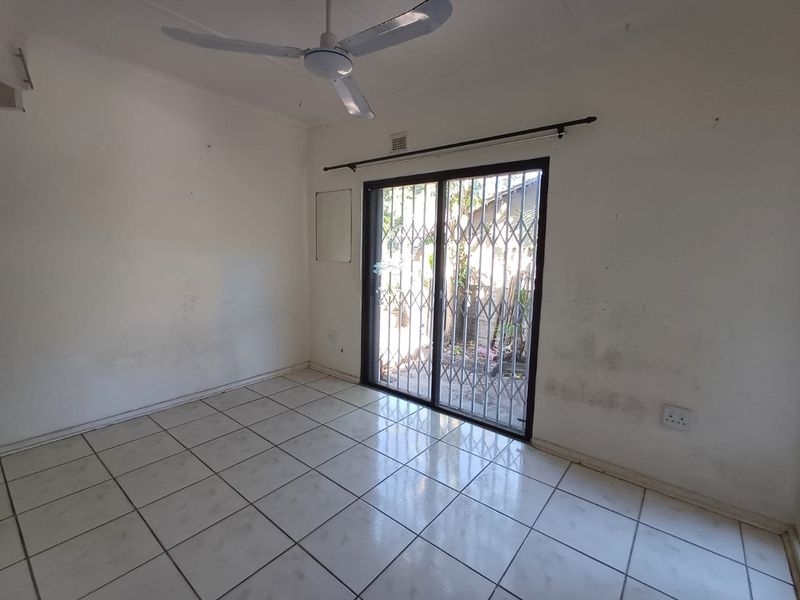 Spacious Three-Bedroom Home with Granny Flat, Pool, and Pet-Friendly Features in Arboretum - Photo 5