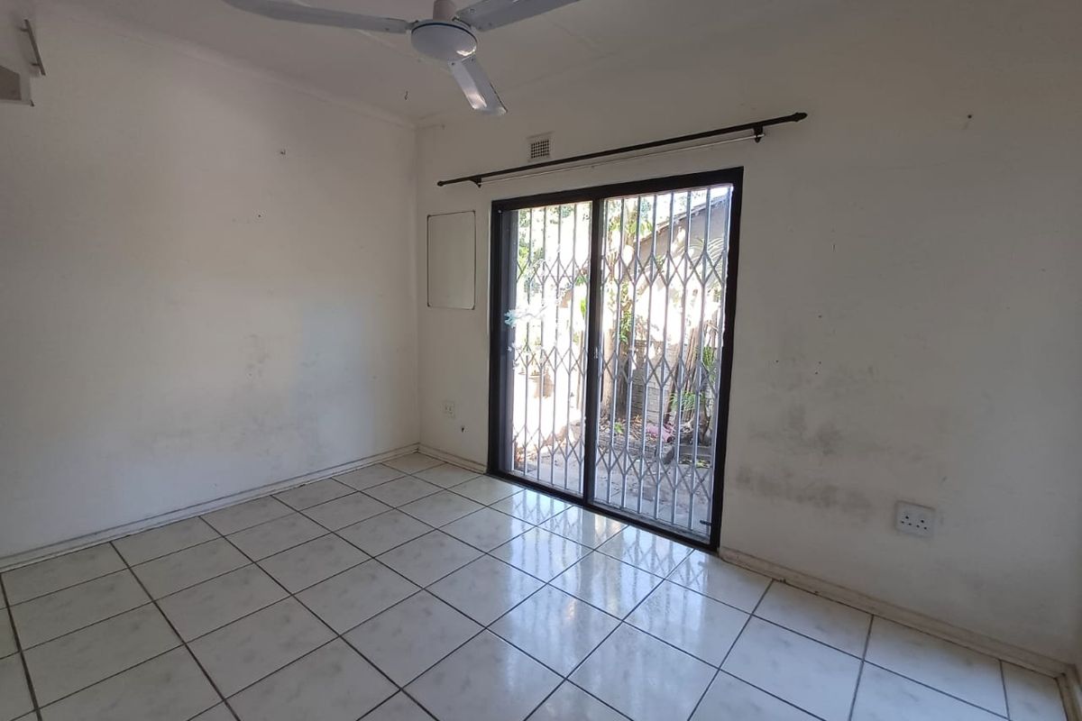 Spacious Three-Bedroom Home with Granny Flat, Pool, and Pet-Friendly Features in Arboretum - Photo 5