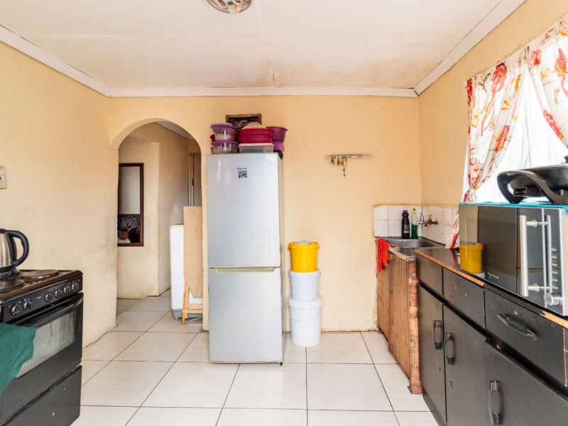 Welcoming Two-Bed House in Zwide - Photo 10