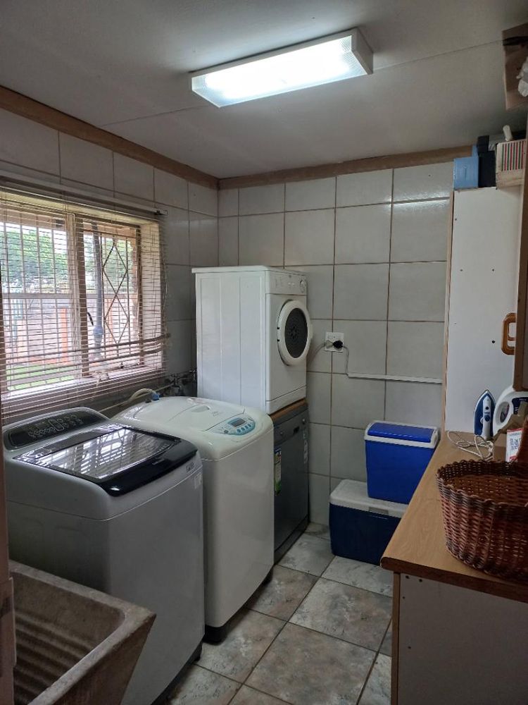 main home - spacious laundry + pantry
