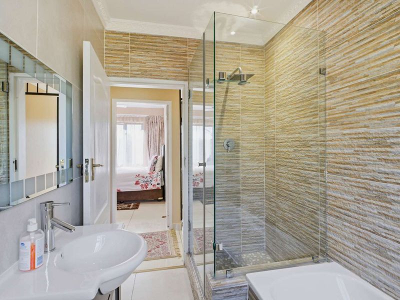 ​Modern Smart Home Masterpiece in Prestigious Lonehill - Photo 8