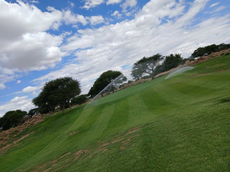 Perfectly positioned on Hole 1, for golf enthusiasts. - Photo 8