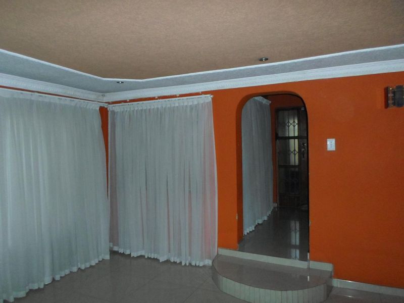 Stylish Double-Story Home with Future Flatlets! - Photo 10