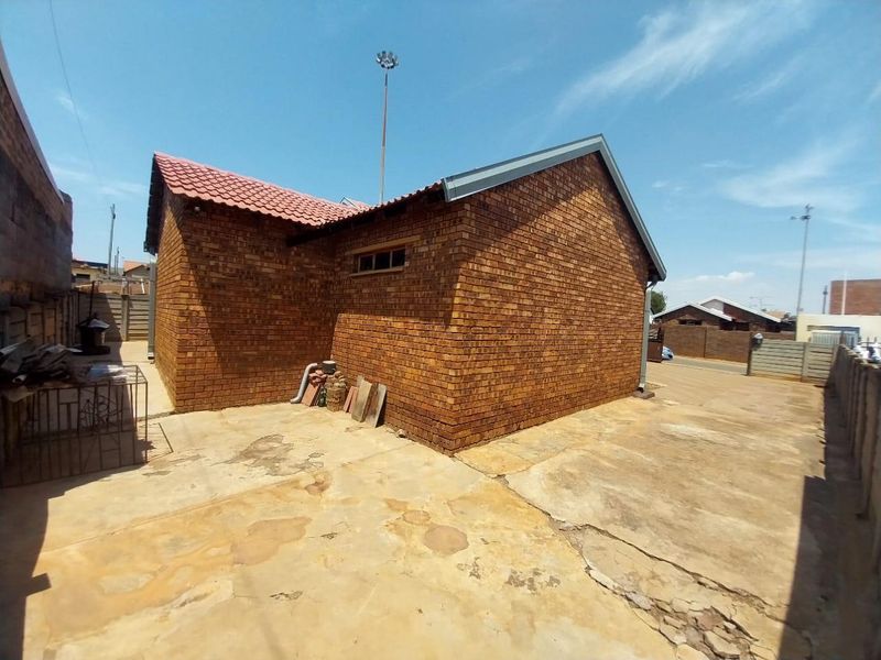 4 Bedroom House Ready To Welcome You In Maokeng Tembisa Ext 1 - Photo 5
