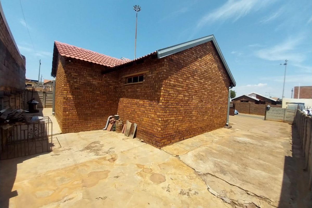 4 Bedroom House Ready To Welcome You In Maokeng Tembisa Ext 1 - Photo 5