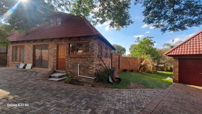 Property #2338841, Cottage Rental Monthly in Kelvin