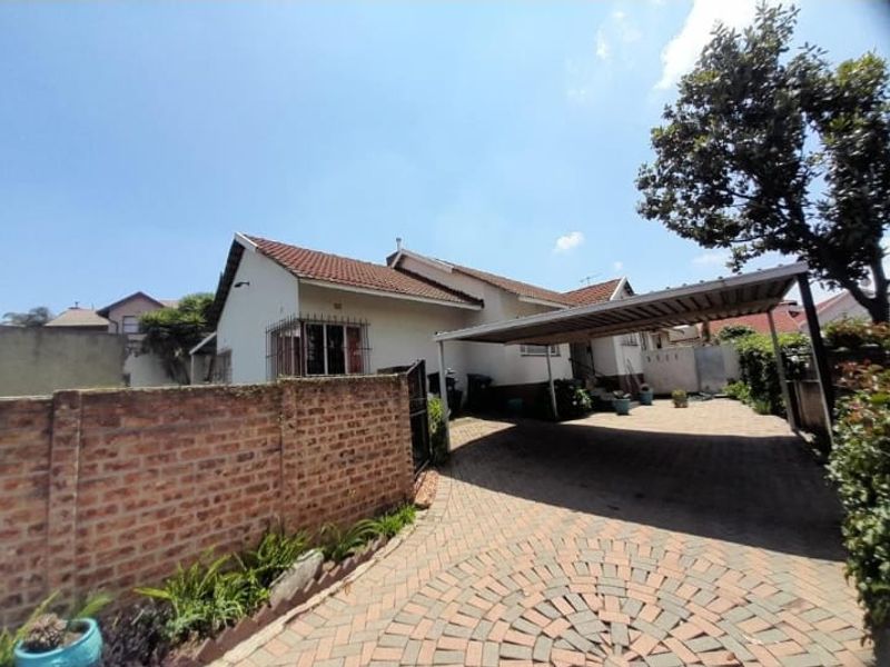 3 Bedroom House for Sale in Alan Manor Johannesburg South - Photo 2