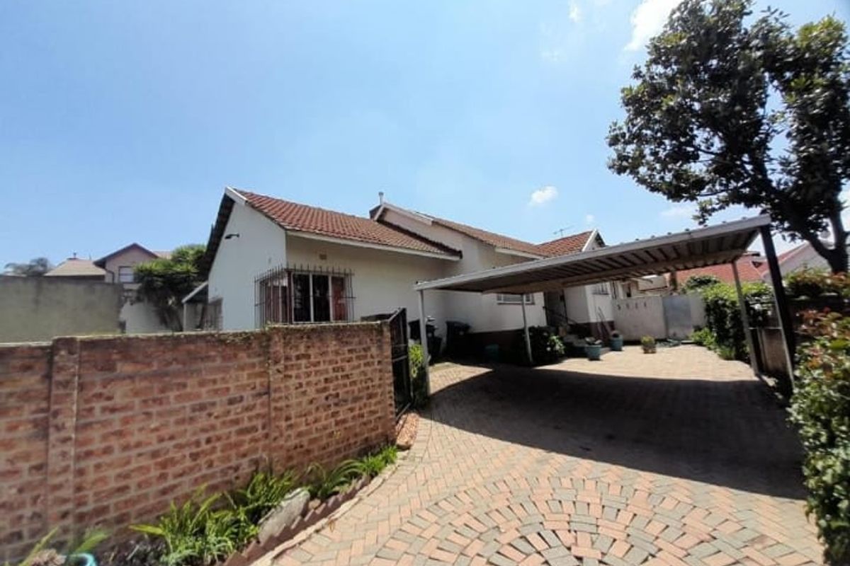 3 Bedroom House for Sale in Alan Manor Johannesburg South - Photo 2