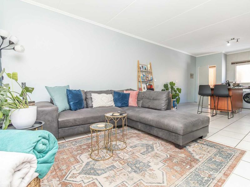 Renovated Gem: Stylish Living in the Heart of Sunninghill - Photo 3
