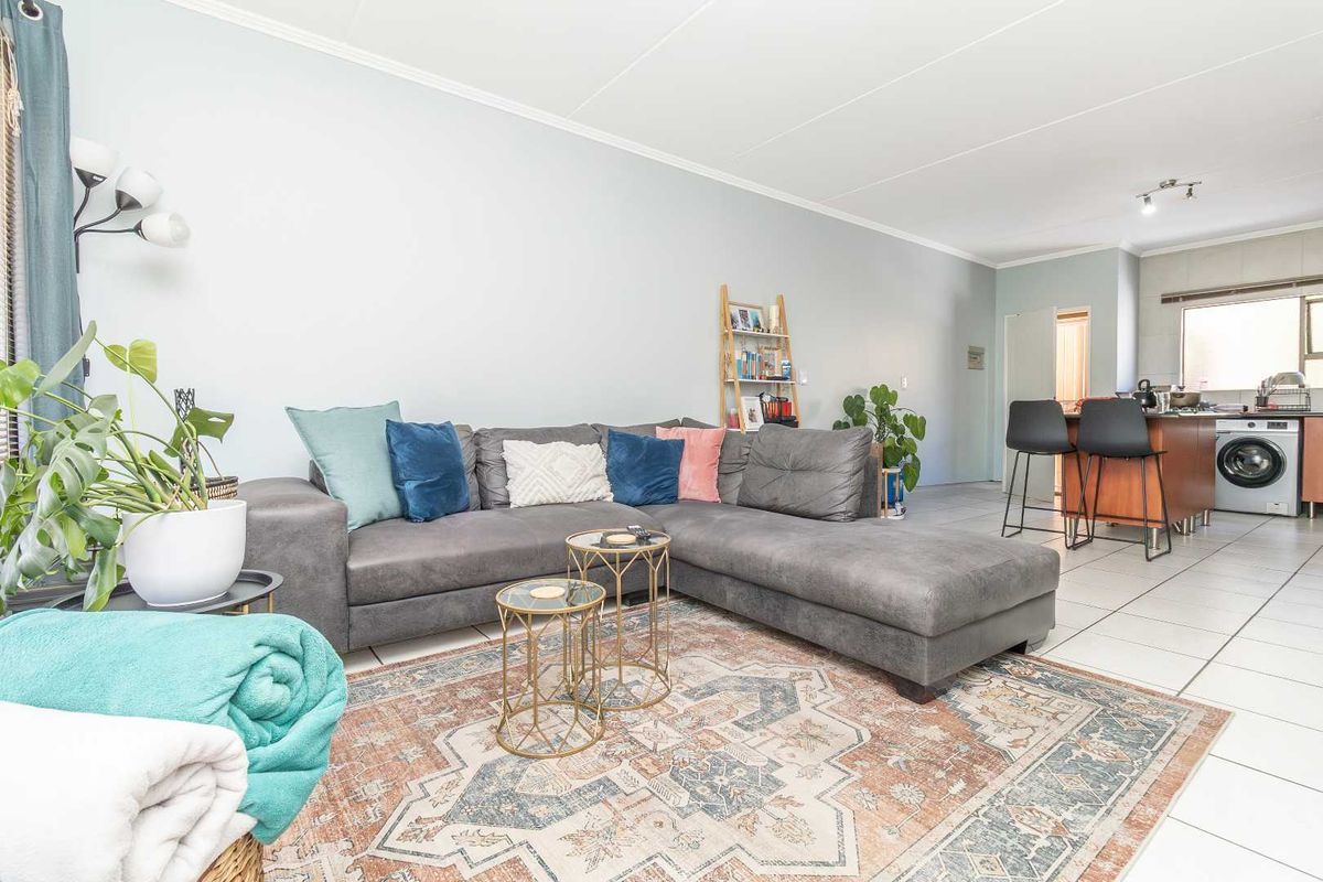 Renovated Gem: Stylish Living in the Heart of Sunninghill - Photo 3