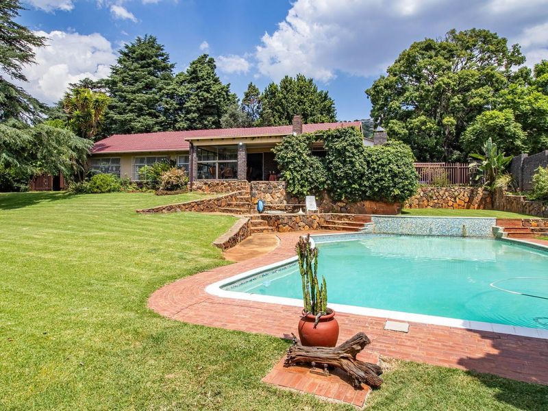 Spacious 4-Bedroom Family Home on a 2,136m2 Corner Stand in Northcliff - Photo 4